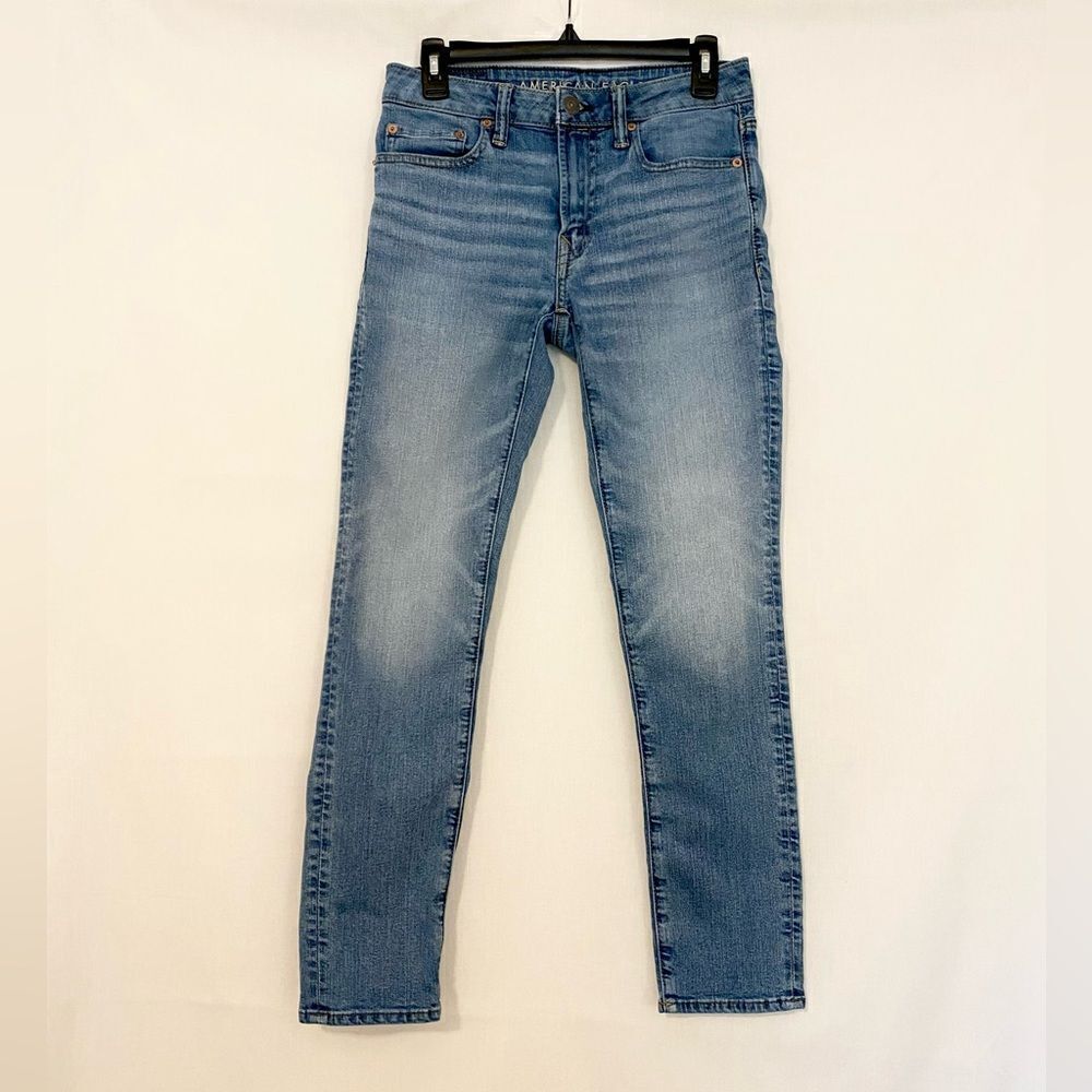 American Eagle “Airflex” slim jean. Light wash. Size 28 x 20 (5-6).